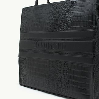 Foto aproximada do detalhe da textura de bolsa shopper croco preta